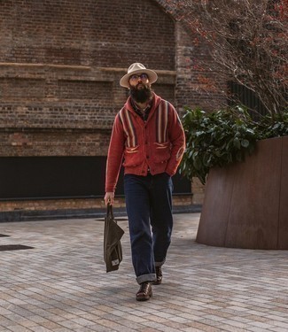 С чем носить красно-белый кардиган с отложным воротником мужчине