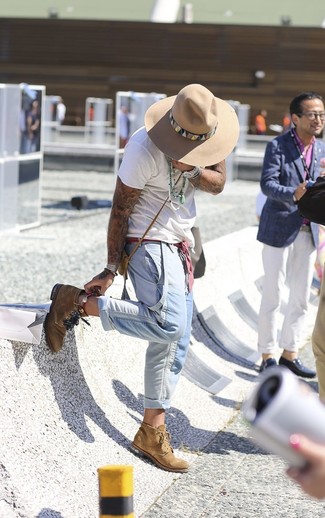 С чем носить красно-белый шелковый шарф мужчине