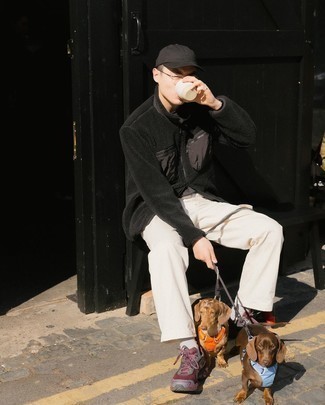 С чем носить красно-белые кеды мужчине