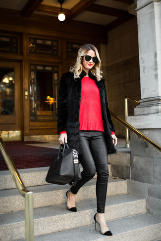 С чем носить красно-белый свитер женщине