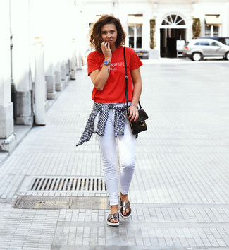 С чем носить красно-белую футболку женщине