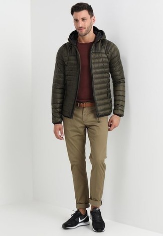 С чем носить красно-белую футболку мужчине