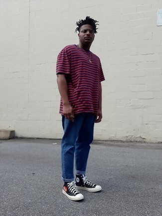 С чем носить красно-белую футболку мужчине