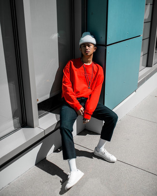 С чем носить красно-белую футболку мужчине