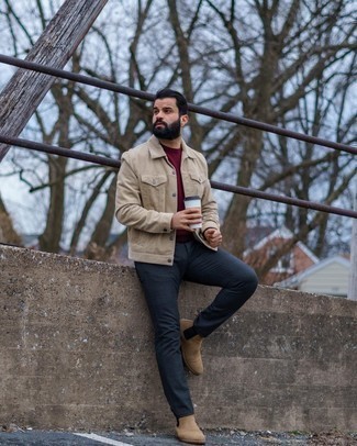 С чем носить красно-белую футболку мужчине