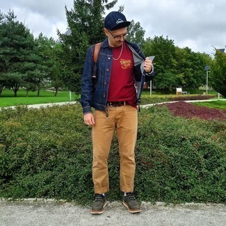 С чем носить красно-белую футболку мужчине