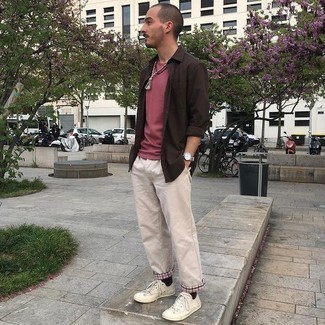 С чем носить красно-белую футболку мужчине