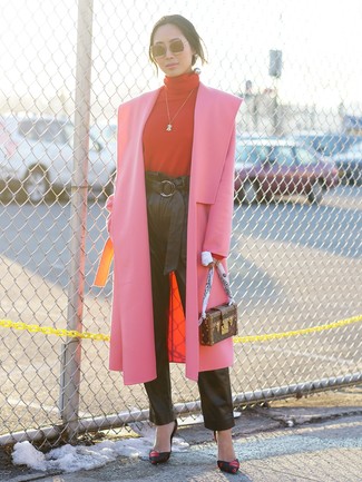 С чем носить красно-белую водолазку женщине