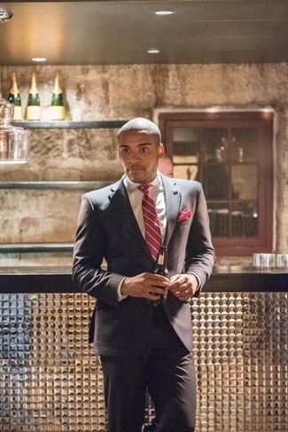 С чем носить красно-белый галстук в вертикальную полоску мужчине