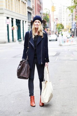 Какие джинсы носить с красными ботильонами