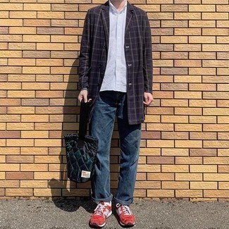 Как носить красные кроссовки с черным дождевиком в клетку мужчине