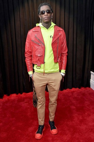 Какие брюки чинос носить с красными кроссовками