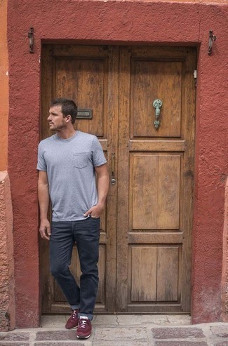 Какие брюки чинос носить с красными кроссовками