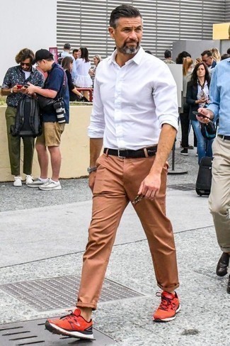 Какие брюки чинос носить с красными кроссовками