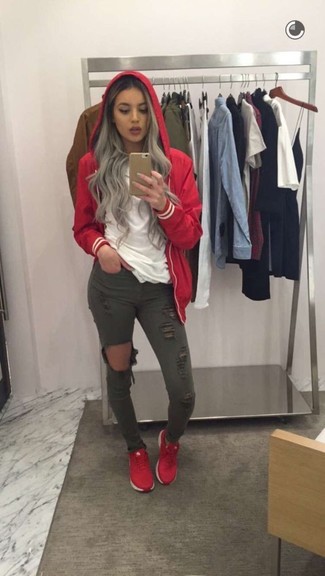 С чем носить красные кроссовки женщине