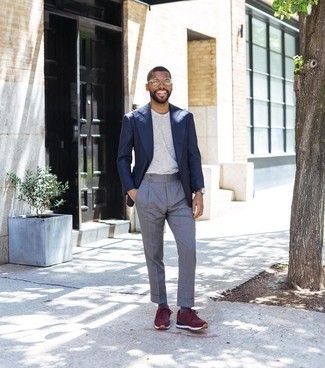 Как носить красные кроссовки с темно-синим пиджаком мужчине