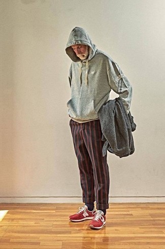 Какие длинные пальто носить с красными кроссовками