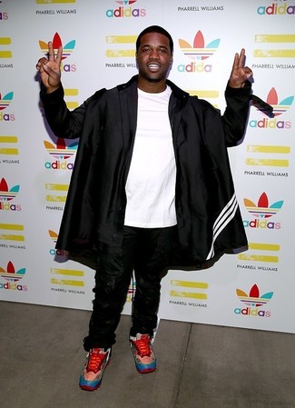 Какие дождевики носить с красными кроссовками мужчине