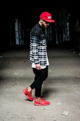 Какие спортивные штаны носить с красными кроссовками мужчине