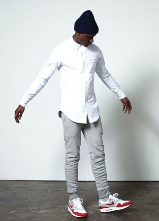 Какие спортивные штаны носить с красными кроссовками мужчине