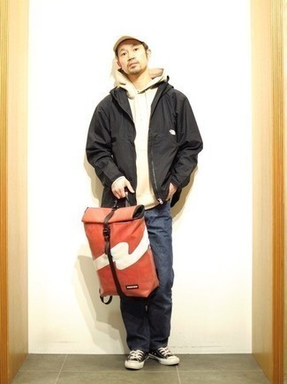 С чем носить красный рюкзак мужчине