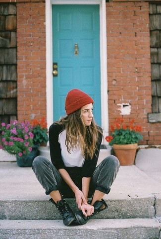 С чем носить красную шапку женщине