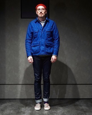 С чем носить красную шапку мужчине