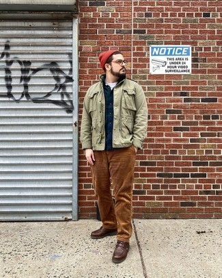 С чем носить красную шапку мужчине