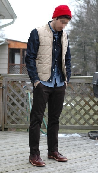 С чем носить красную шапку мужчине