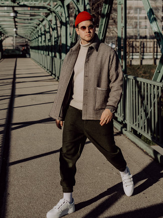 С чем носить красную шапку мужчине