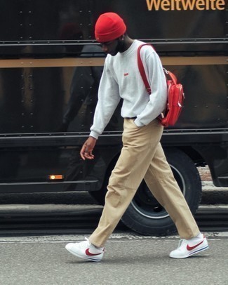 С чем носить красную шапку мужчине