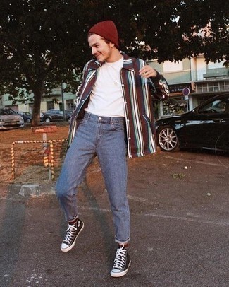 С чем носить красную шапку мужчине