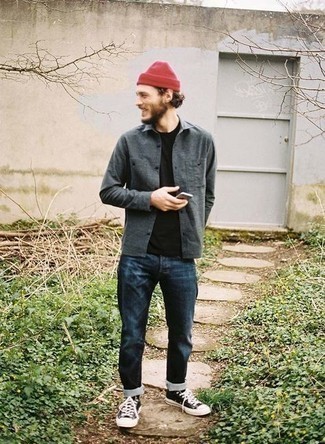 С чем носить красную шапку мужчине