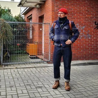 С чем носить красную шапку мужчине