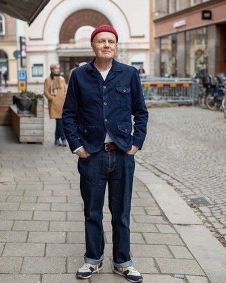 С чем носить красную шапку мужчине