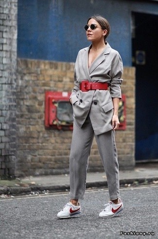 С чем носить красный ремень женщине