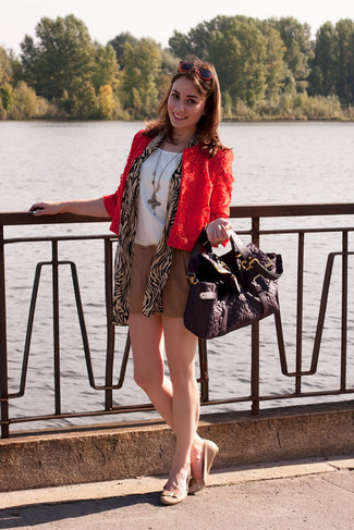 Какие шорты носить с красной косухой женщине