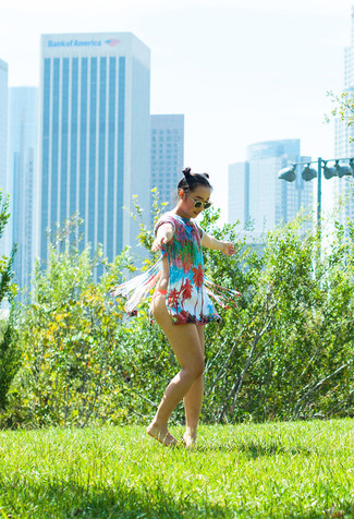 С чем носить красный бикини-топ