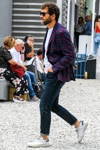 Какие футболки с круглым вырезом носить с красным пиджаком мужчине