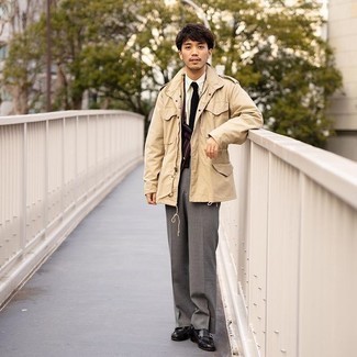 Какие классические брюки носить с красным пиджаком мужчине