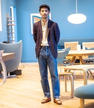 Какие джинсы носить с красным пиджаком мужчине