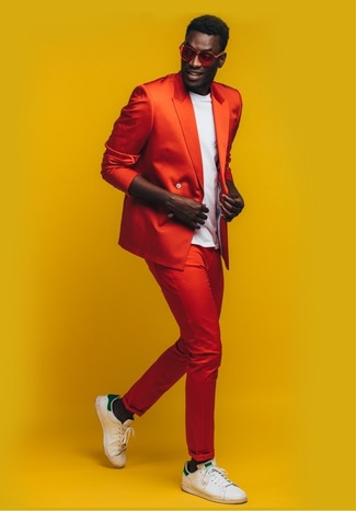 Какие низкие кеды носить с красным пиджаком мужчине