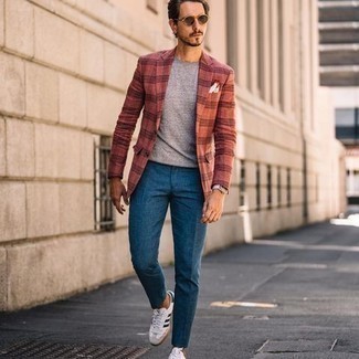 Как носить красный пиджак с темно-синими брюками чинос
