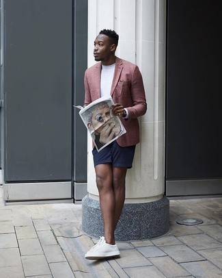 Какие шорты носить с красным пиджаком мужчине