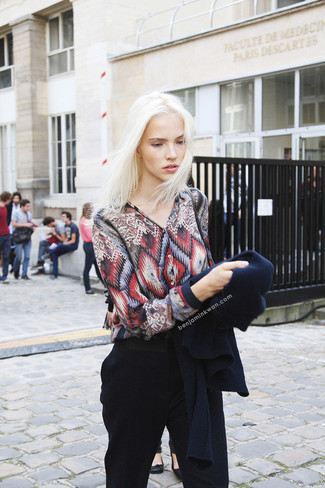 С чем носить красную блузку