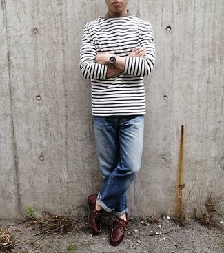 Какие джинсы носить с красными топсайдерами