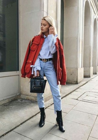 Какие джинсы-бойфренды носить с красным бомбером