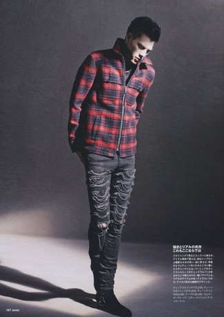 Как носить красный бомбер с темно-серыми джинсами мужчине