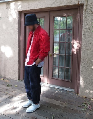 Какие брюки чинос носить с красным бомбером