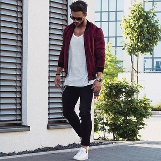 Какие футболки с круглым вырезом носить с красным бомбером мужчине